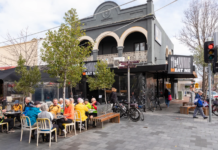 “유럽에 가장 가까운 곳” 멜버른 오클리, 그리스 문화 품은 다문화 동네 Eaton Mall, an outdoor shopping and dining strip, is where Oakleigh locals gather to drink coffee, chat and shop. Photo: Greg Briggs
