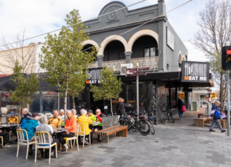 “유럽에 가장 가까운 곳” 멜버른 오클리, 그리스 문화 품은 다문화 동네 Eaton Mall, an outdoor shopping and dining strip, is where Oakleigh locals gather to drink coffee, chat and shop. Photo: Greg Briggs