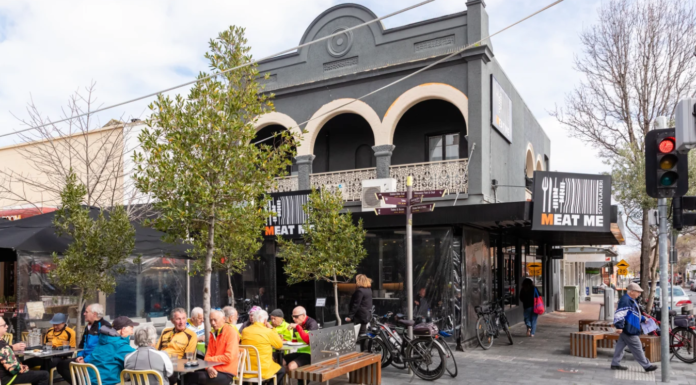 “유럽에 가장 가까운 곳” 멜버른 오클리, 그리스 문화 품은 다문화 동네 Eaton Mall, an outdoor shopping and dining strip, is where Oakleigh locals gather to drink coffee, chat and shop. Photo: Greg Briggs