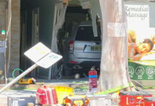 캔버라 마사지숍에 차량 돌진…직원 3명 잔해에 깔려 The car ploughed through the massage spa at about midday on Friday. 9News