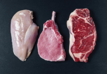 영양사가 꼽은 ‘가장 건강한 고기’는 닭가슴살… 단백질 많고 지방 적어 Raw meat (chicken breast, pork chop, and beef steak) on black background_claudia_totir_msn