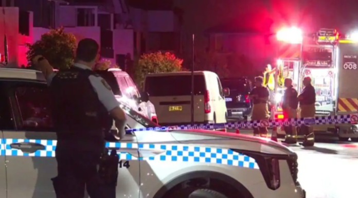 시드니 무어뱅크 주택에 총격·차량 방화… 여성과 어린이 7명 자고 있었다 The home was sprayed with bullets as a woman and seven children slept inside. 9News