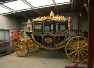 시드니 장인의 마지막 유작 ‘커먼웰스 왕실 마차’ 완성 앞둬 The three-tonne Commonwealth Royal Coach is Frecklington’s last work after a distinguished career making the finest world transport. 9News