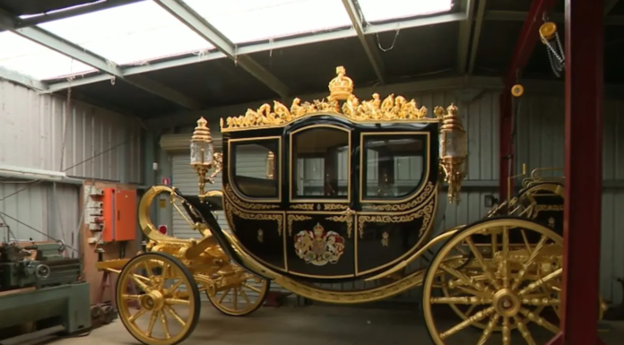 시드니 장인의 마지막 유작 ‘커먼웰스 왕실 마차’ 완성 앞둬 The three-tonne Commonwealth Royal Coach is Frecklington’s last work after a distinguished career making the finest world transport. 9News