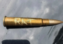 빅토리아 경찰장관 차량서 ‘쥐(rat)’라고 새겨진 총알 발견… “명백한 살해 위협” Victorian Labor MP Paul Edbrooke has found a bullet etched with the word “rat” on his car. Supplied_9news
