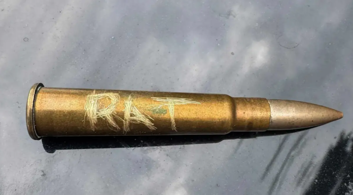 빅토리아 경찰장관 차량서 ‘쥐(rat)’라고 새겨진 총알 발견… “명백한 살해 위협” Victorian Labor MP Paul Edbrooke has found a bullet etched with the word “rat” on his car. Supplied_9news