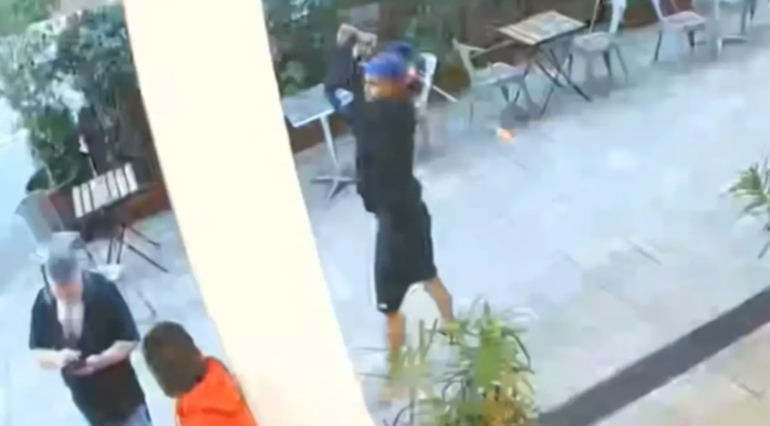 퍼스 CBD서 생일 맞아 커피 마시던 50대, 골프채 ‘묻지마 폭행’ 당해 Anthony Godin was struck to the head, allegedly by a man with a golf club in hand, as he sipped his coffee in Perth’s CBD. 9News