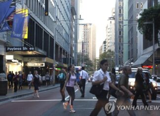 시드니 지역과 연령대 근로자 연봉 비교
